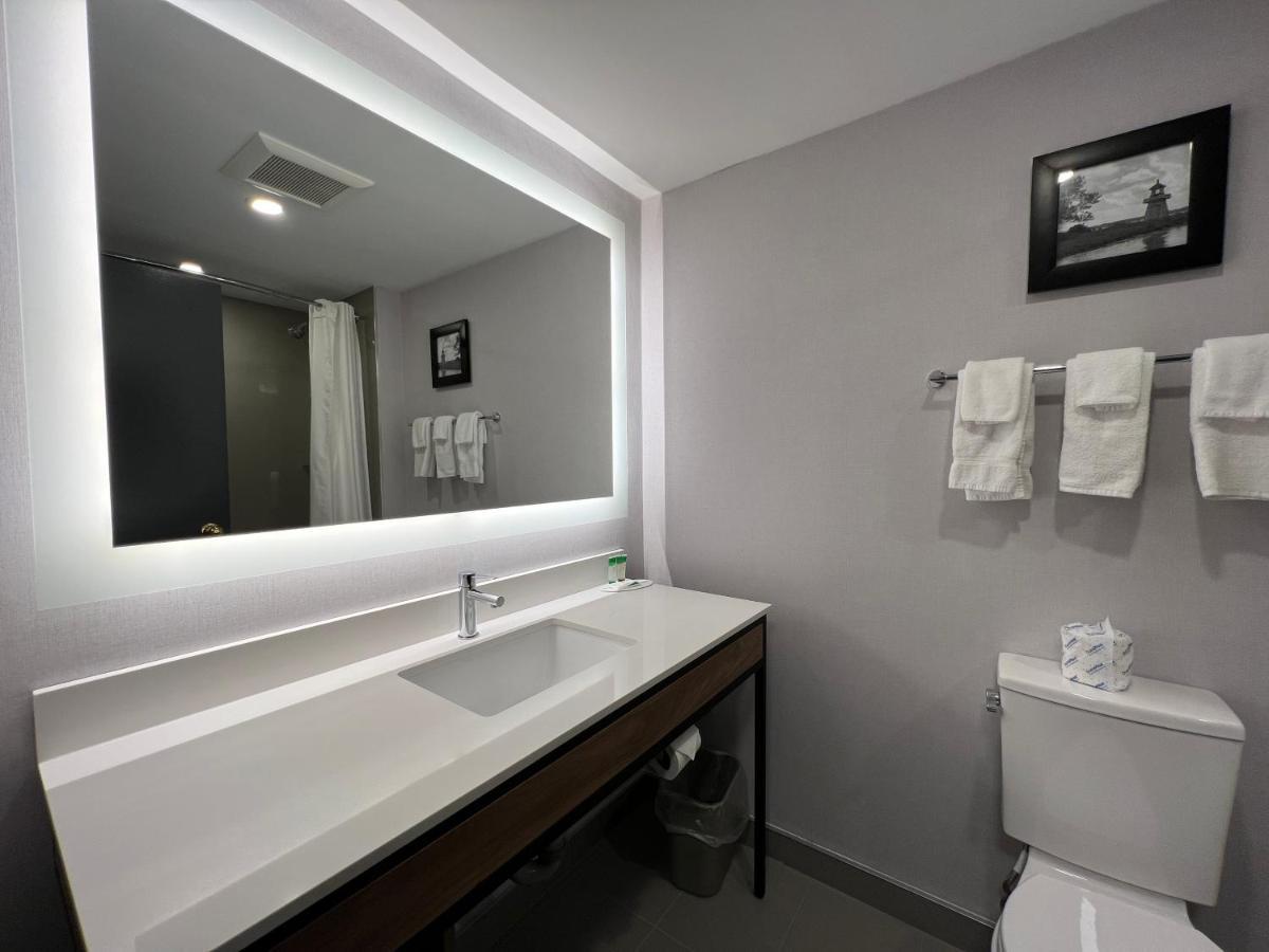 Super 8 By Wyndham Cornwall On Ngoại thất bức ảnh