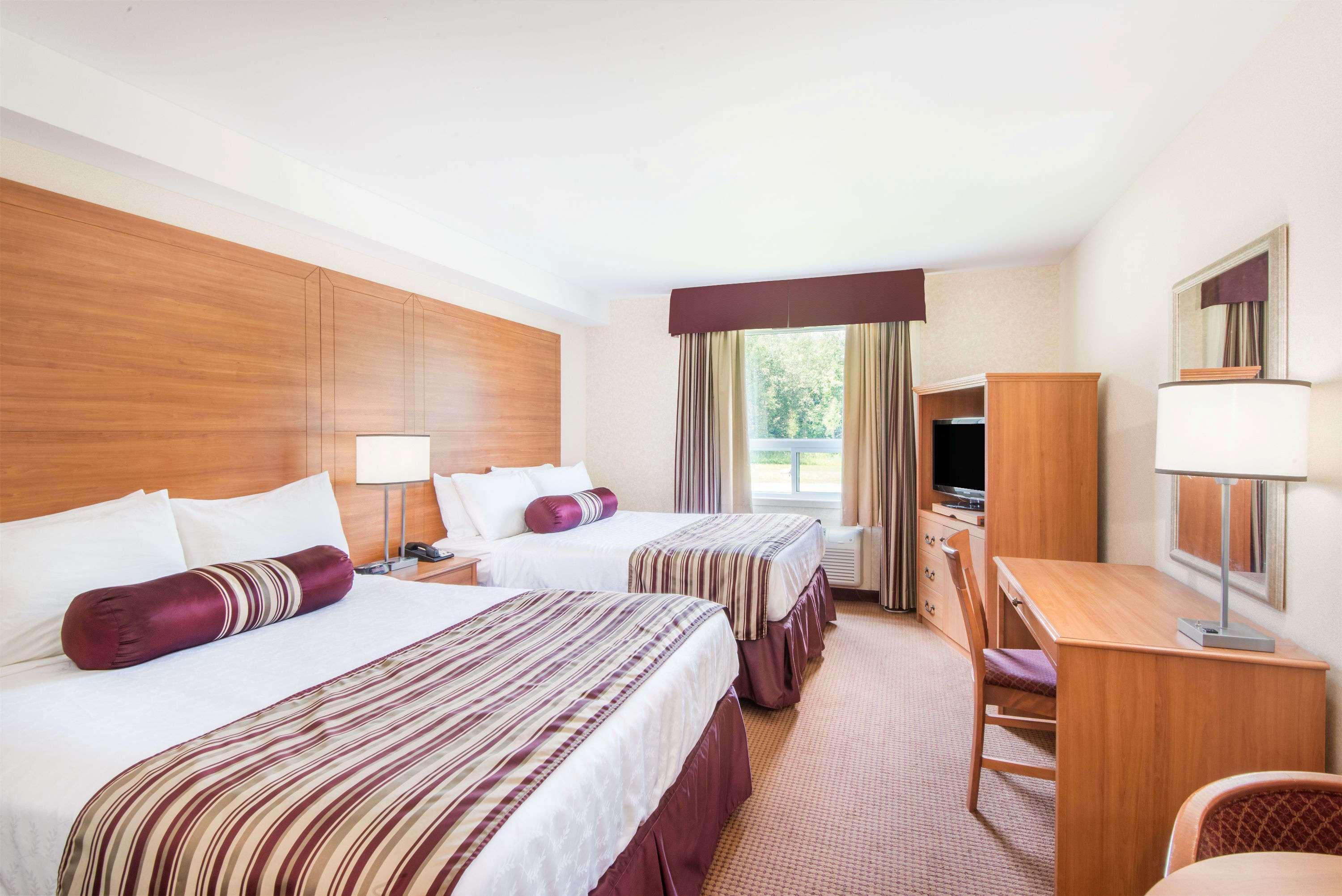 Super 8 By Wyndham Cornwall On Ngoại thất bức ảnh