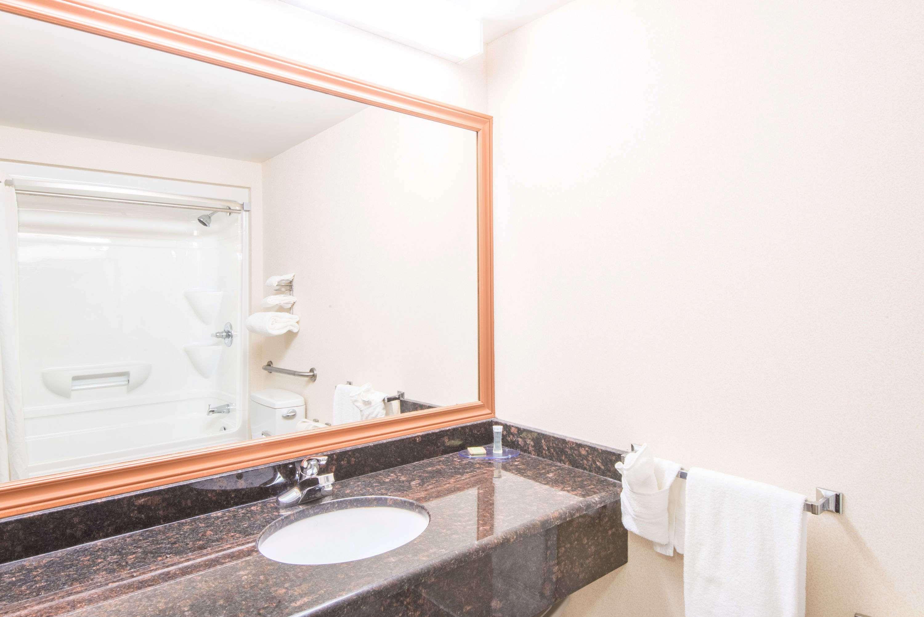 Super 8 By Wyndham Cornwall On Ngoại thất bức ảnh