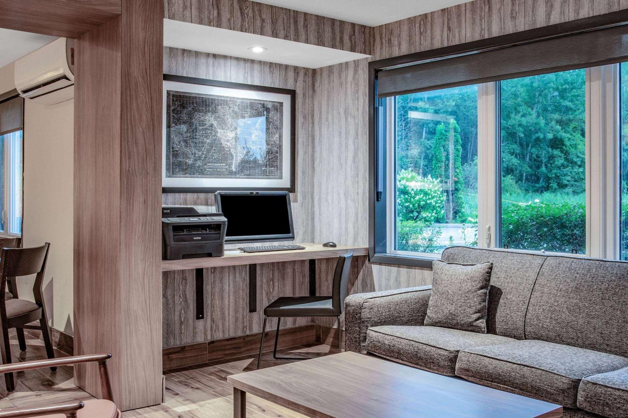 Super 8 By Wyndham Cornwall On Ngoại thất bức ảnh