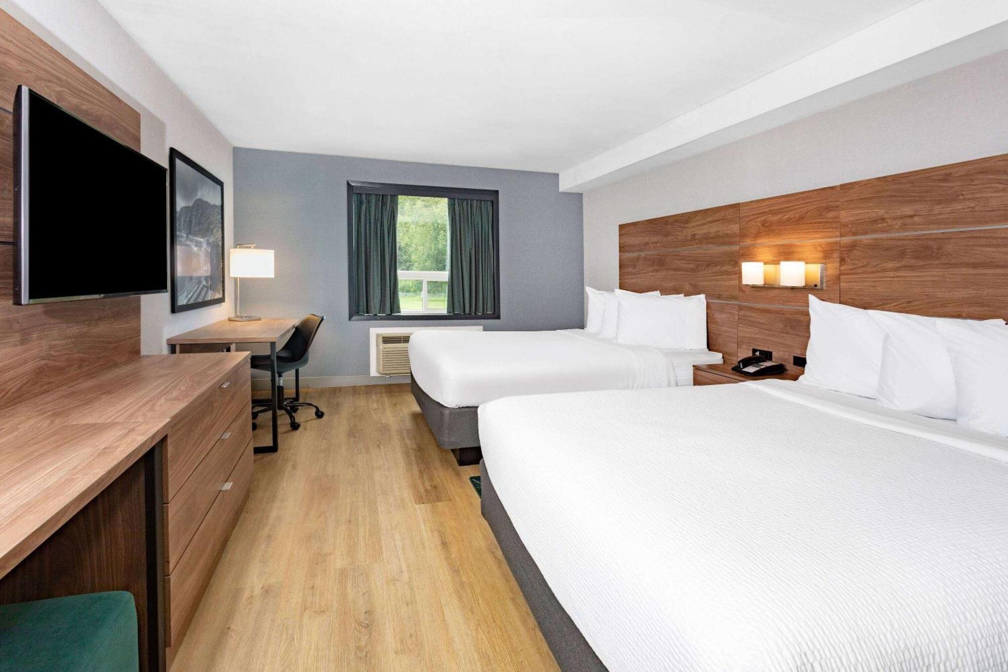 Super 8 By Wyndham Cornwall On Ngoại thất bức ảnh