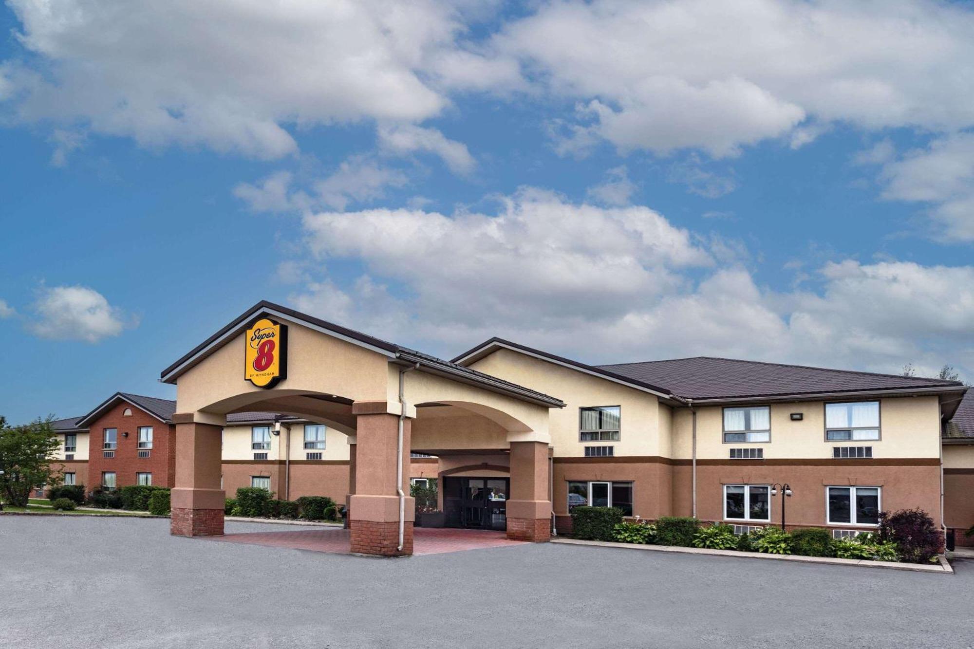 Super 8 By Wyndham Cornwall On Ngoại thất bức ảnh