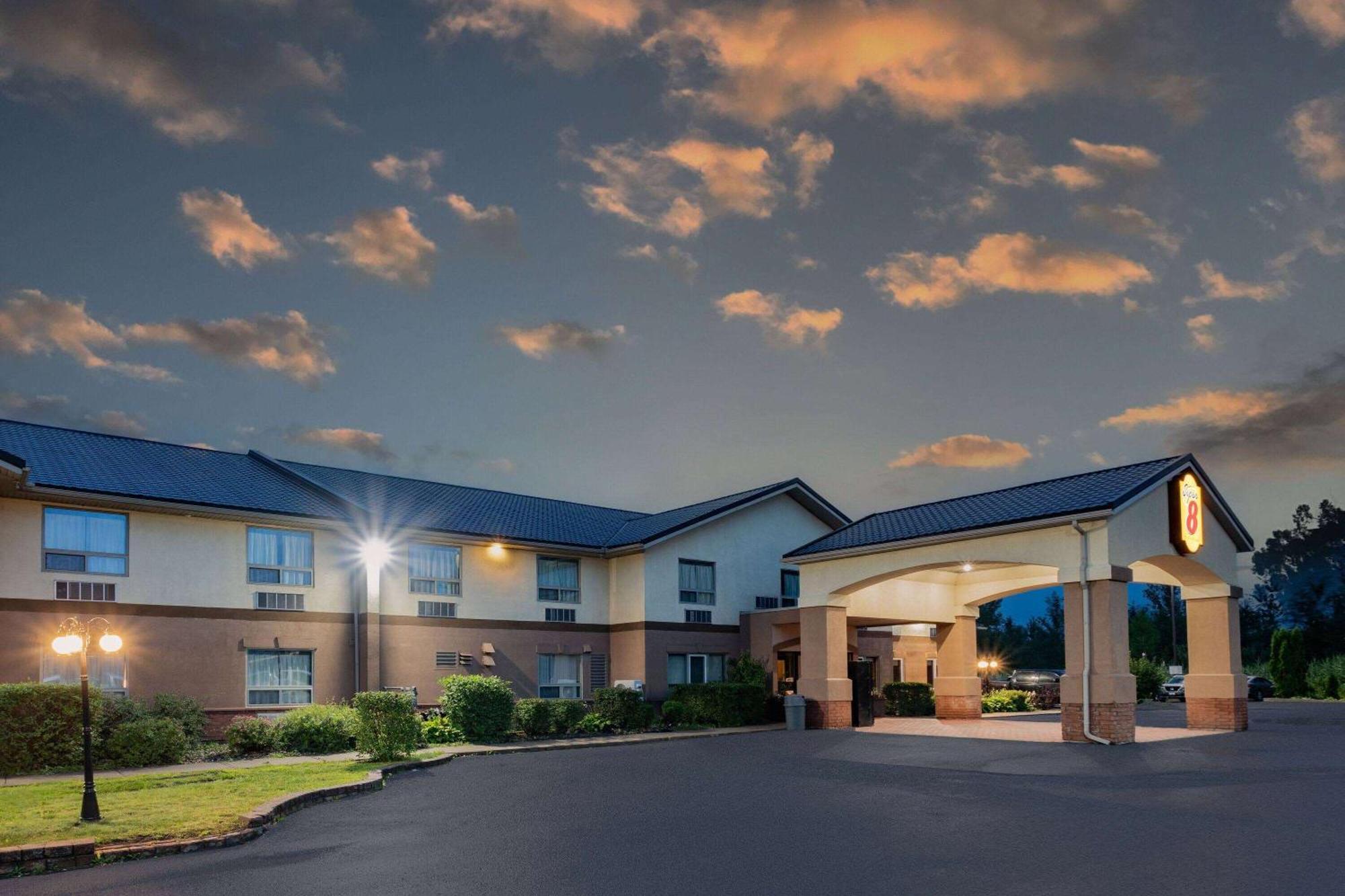 Super 8 By Wyndham Cornwall On Ngoại thất bức ảnh