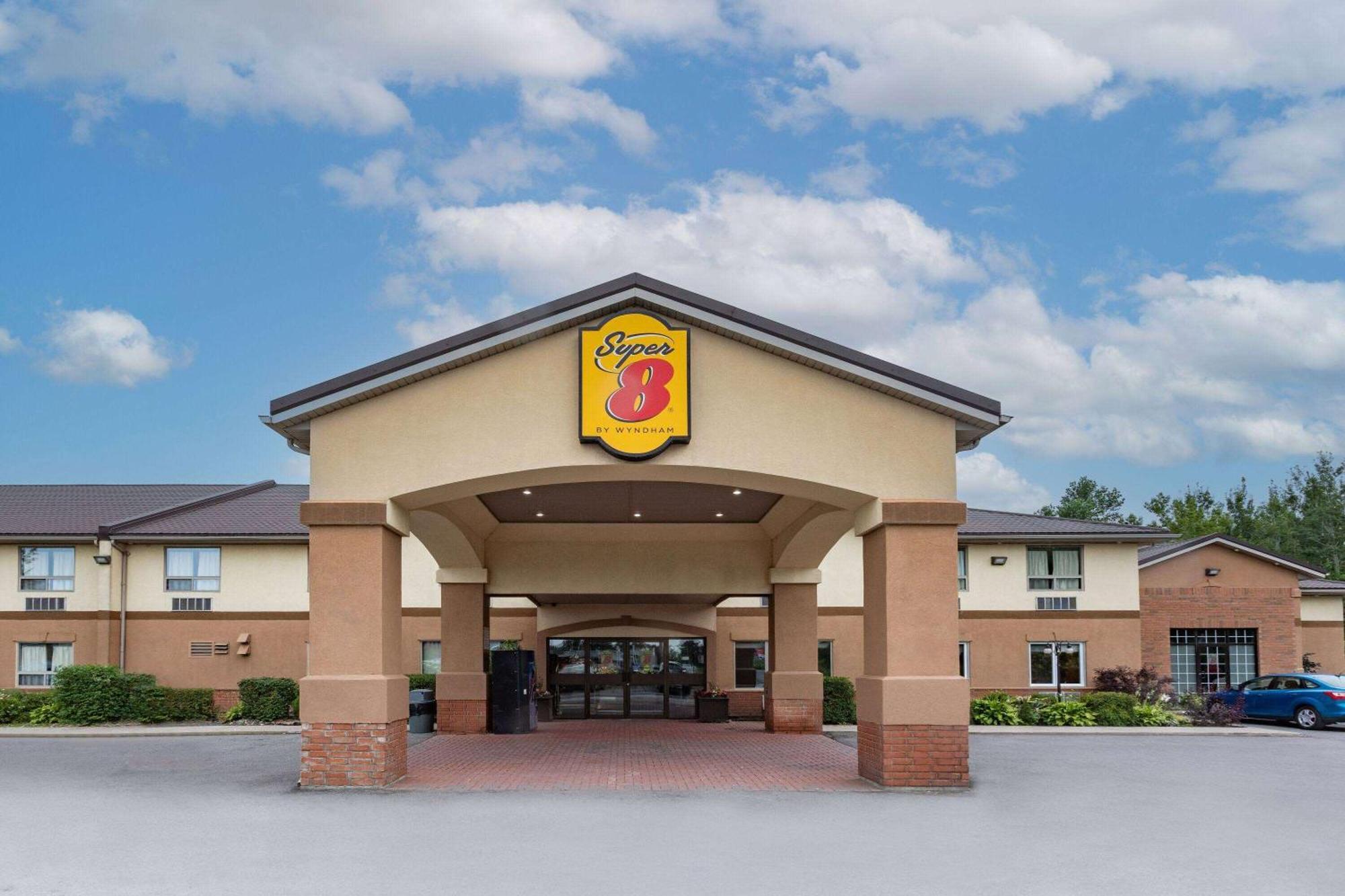 Super 8 By Wyndham Cornwall On Ngoại thất bức ảnh